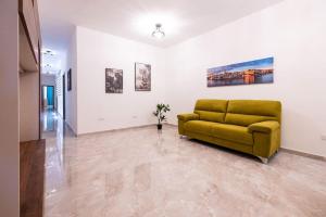 Luxury 3-Bed Seafront Apt-Mellieħa Bay-Jacuzzi