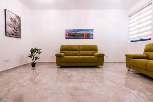 Luxury 3-Bed Seafront Apt-Mellieħa Bay-Jacuzzi