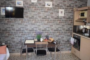 Traditional Oasis with BBQ - 250m to Sea, Near Airport