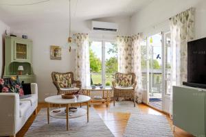 Sandvik Countryside Escape Minutes from the Beach