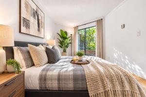 Walk Everywhere Stylish 3BR Near Stanley Park