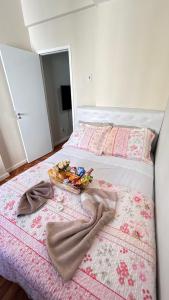Sua estadia acompanhada de CESTA de presente e MINI ESPUMANTE Para tornar sua experiência ainda mais especial, brinde momentos inesquecíveis neste Studio confortável e aconchegante, Apto no Coração de Copacabana, pertinho de Tudo, com Ar e Wi-Fi