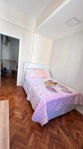 Sua estadia acompanhada de CESTA de presente e MINI ESPUMANTE Para tornar sua experiência ainda mais especial, brinde momentos inesquecíveis neste Studio confortável e aconchegante, Apto no Coração de Copacabana, pertinho de Tudo, com Ar e Wi-Fi