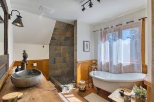 NEW! Log Chalet Hot Tub, Home Gym & Nature Views
