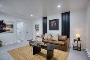 NEW! Log Chalet Hot Tub, Home Gym & Nature Views
