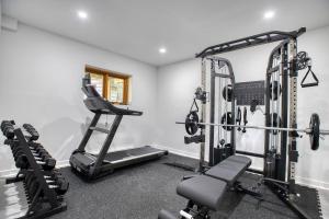 NEW! Log Chalet Hot Tub, Home Gym & Nature Views