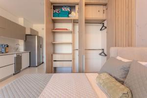 Exclusiva suite moderna con balcón cerca al mar