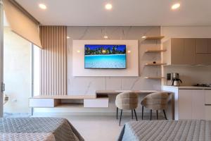 Exclusiva suite moderna con balcón cerca al mar