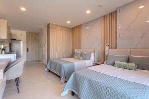 Exclusiva suite moderna con balcón cerca al mar