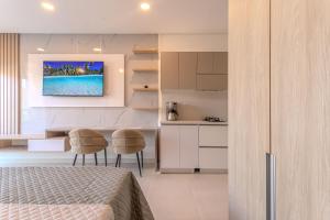 Exclusiva suite moderna con balcón cerca al mar