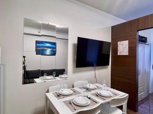 Minimalist 1BR, AyalaView, 65in TV with Netflix , Air