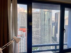 Minimalist 1BR, AyalaView, 65in TV with Netflix , Air