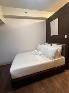 Minimalist 1BR, AyalaView, 65in TV with Netflix , Air