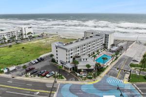 Howard Johnson by Wyndham Oceanfront Daytona Beach