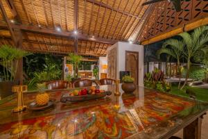 Balinese Villa - 16m Pool - Gardens - 5 Min Beach