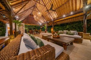 Balinese Villa - 16m Pool - Gardens - 5 Min Beach