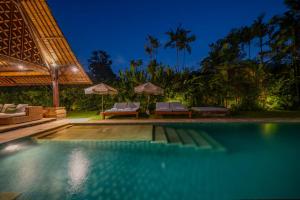 Balinese Villa - 16m Pool - Gardens - 5 Min Beach