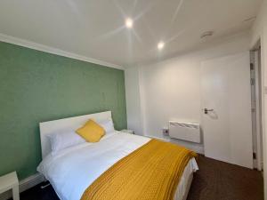 2 bedroom flat Lower ground floor