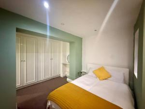 2 bedroom flat Lower ground floor