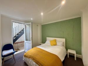 2 bedroom flat Lower ground floor