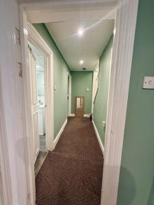 2 bedroom flat Lower ground floor