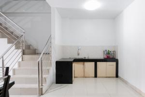 RedDoorz near Siloam Hospital Palembang
