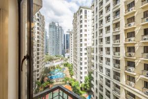 1BR suite Forbeswood Heights in BGC near St Lukes