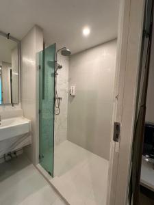 Pool access rooms Seven-seas Condo by Som