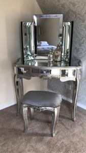 Luxury 3 Bed Home by the Lake