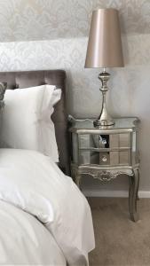 Luxury 3 Bed Home by the Lake