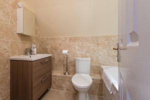 Luxury 3 Bed Home by the Lake