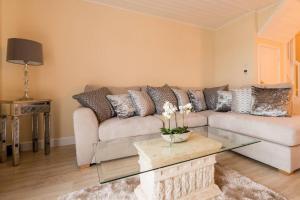 Luxury 3 Bed Home by the Lake