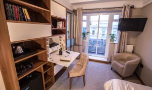 Superior Single Room room in Vincent House London Residence