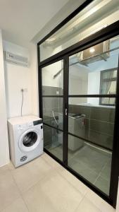 Secure Cozy Affordable Apartment w Free Parking