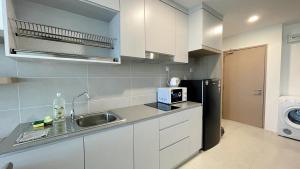 Secure Cozy Affordable Apartment w Free Parking