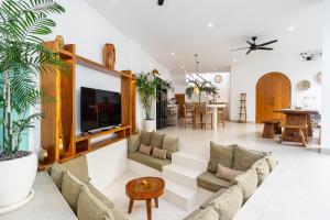 Villa Casa Diamanti - Luxury 3BR with Private Pool and Rooftop in Tumbakbayuh
