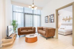 Bright Corner Home minutes from Downtown
