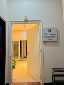 The Simphaus 1BHK Flat With Private Balcony Near Assi Ghat , BHU AND Kashi Temple