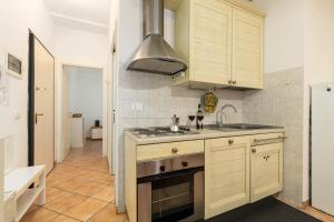 Piazza dei Leoni-Historical Center & Station within Walking Distance