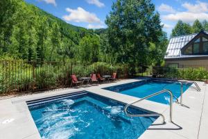 Ski trip value! Walk everywhere, hot tub, top floor condo