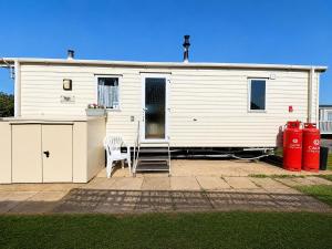 Charming 6 Berth Caravan For Hire By The Beach At California Cliffs Ref 50005Oc