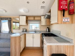 Charming 6 Berth Caravan For Hire By The Beach At California Cliffs Ref 50005Oc