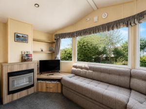 Charming 6 Berth Caravan For Hire By The Beach At California Cliffs Ref 50005Oc
