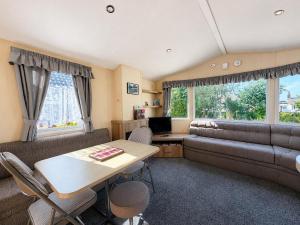 Charming 6 Berth Caravan For Hire By The Beach At California Cliffs Ref 50005Oc