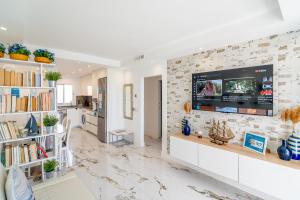Cubos El Faro Beach Apartment with Pool