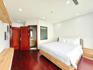 The WestLake Collection - Hanoi Home 5 Lakeside Apt