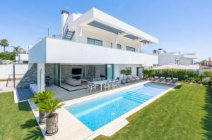 Sunny Villa con piscina