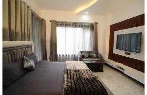 Vanyra -5BR Villa with Huge Terrace & Valley Views