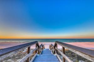 Charming 16th-floor condo with furnished balcony beach & Gulf views shared pool