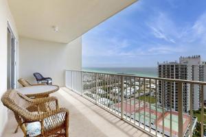 Charming 16th-floor condo with furnished balcony beach & Gulf views shared pool